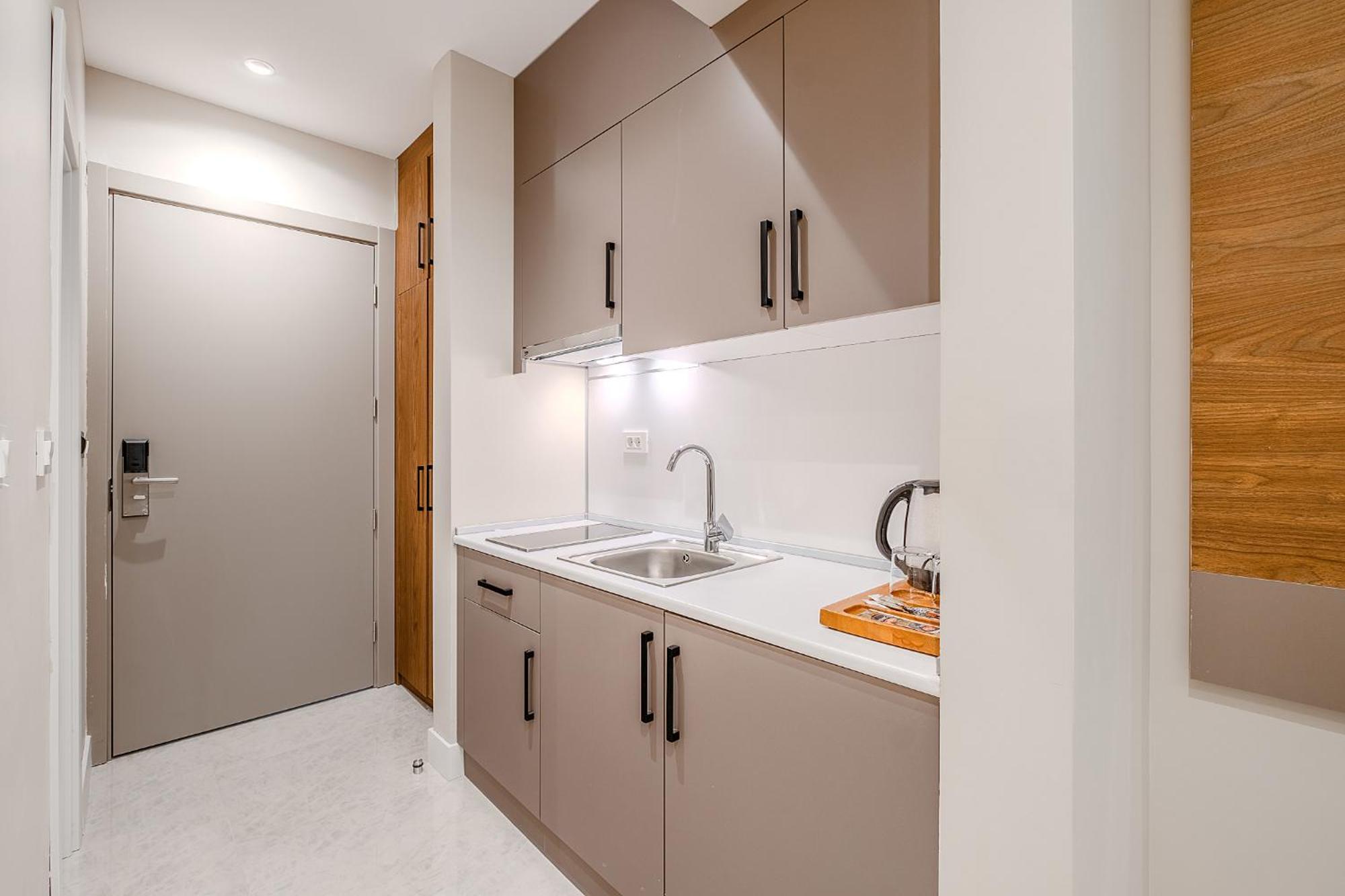 Montenegro Lodge Kavac Bilik gambar A typical kitchen in a student apartment