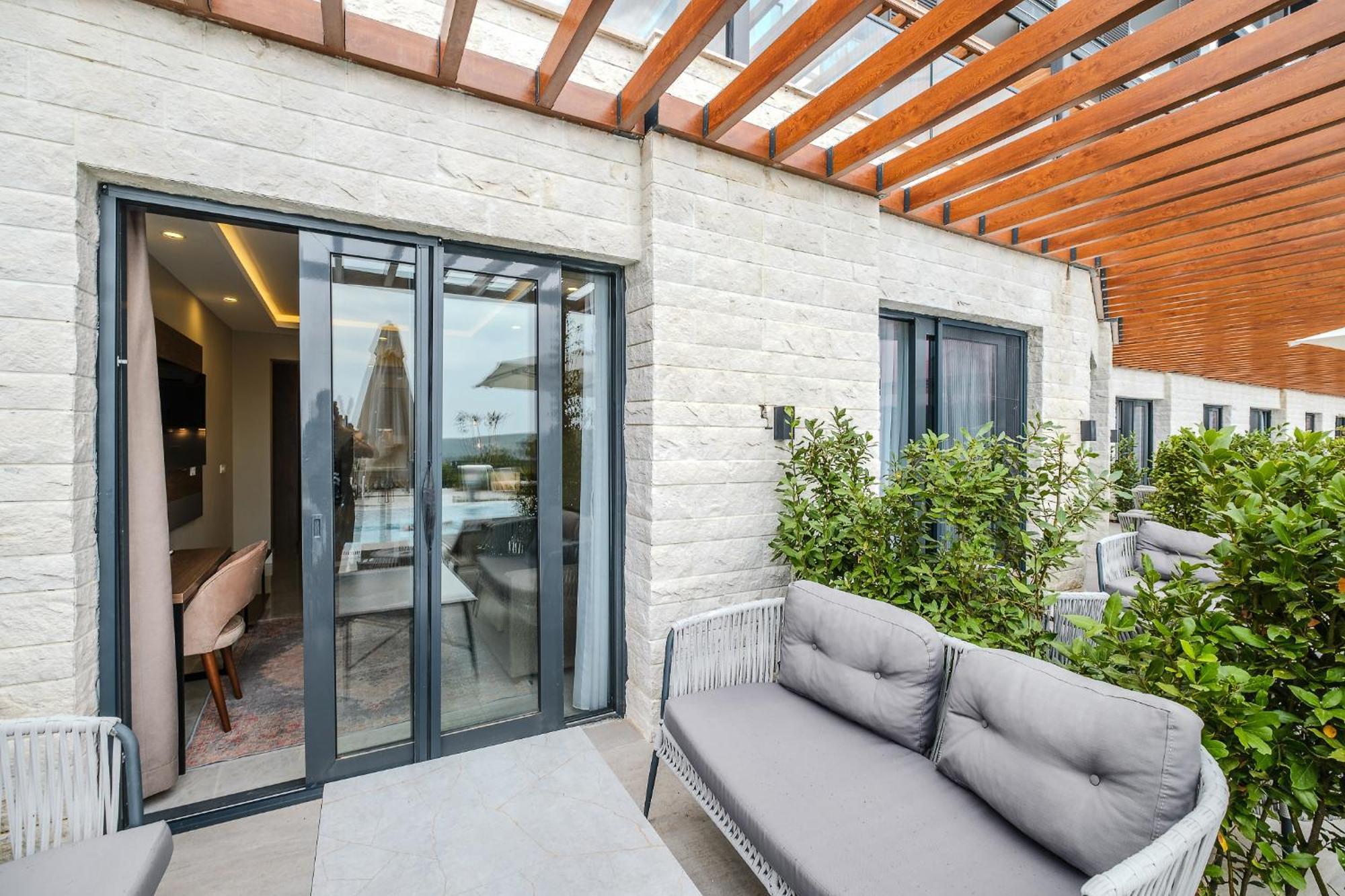 Montenegro Lodge Kavac Bilik gambar A sliding door