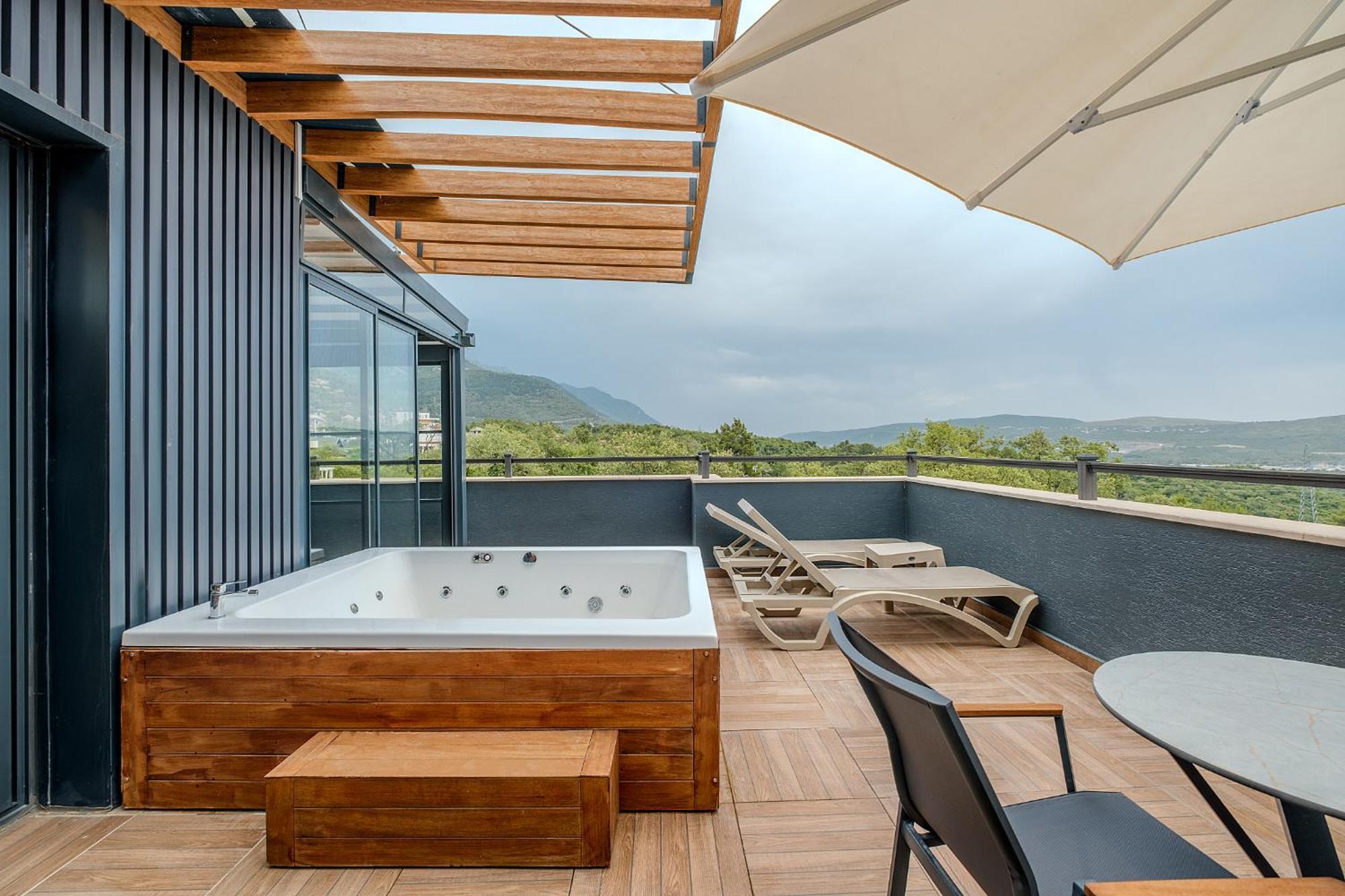 Montenegro Lodge Kavac Bilik gambar Rooftop terrace with a hot tub