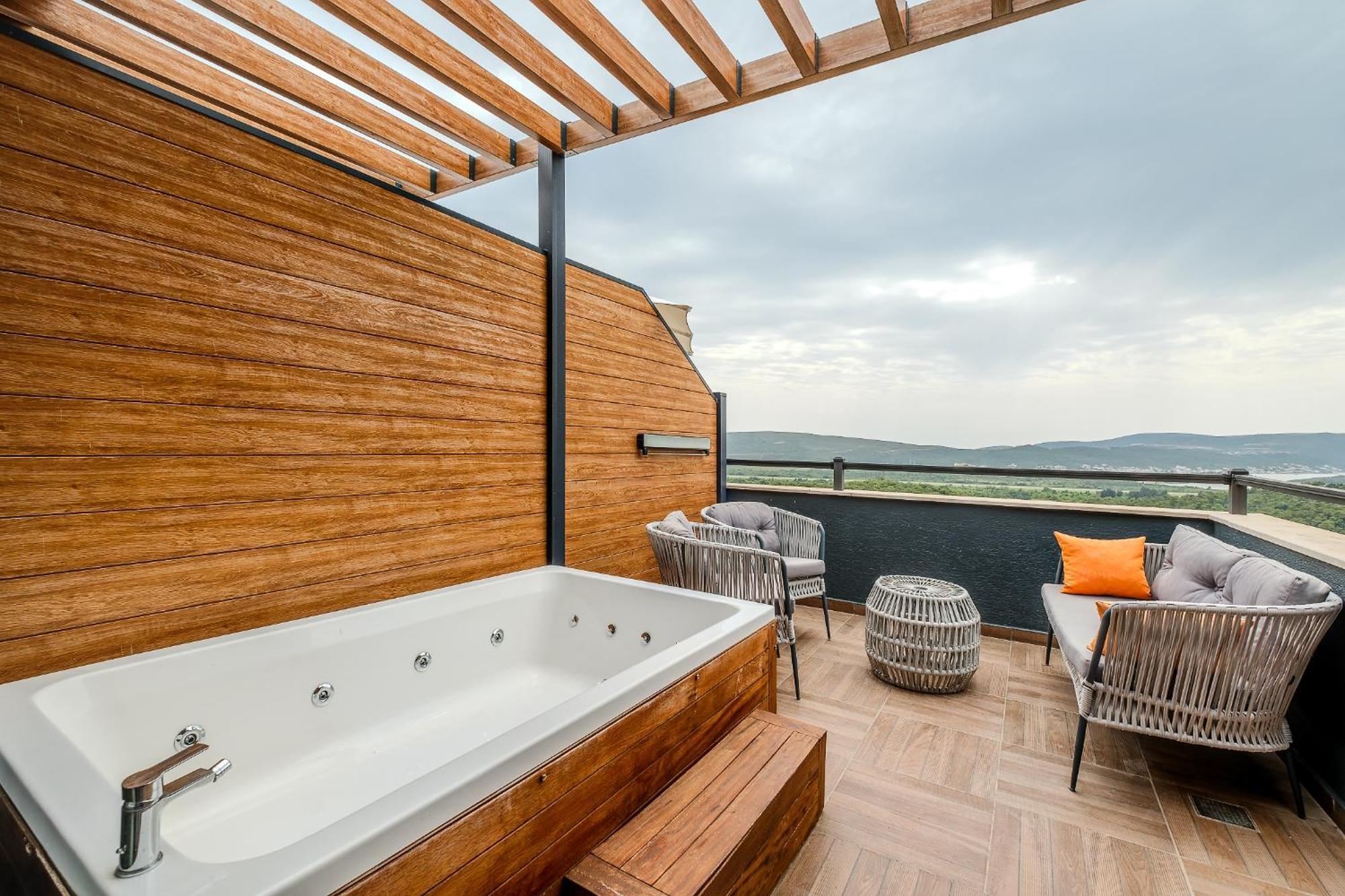 Montenegro Lodge Kavac Bilik gambar A rooftop spa