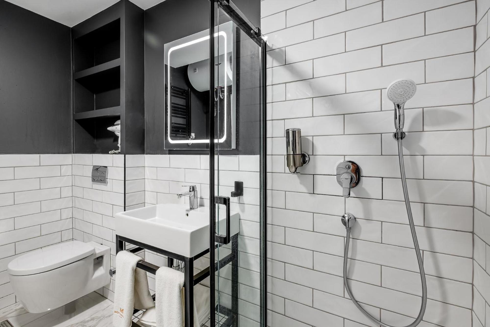 Montenegro Lodge Kavac Bilik gambar A shower with a shower hose