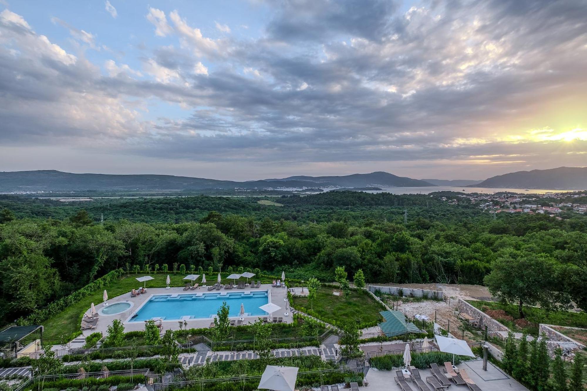 Montenegro Lodge Kavac Luaran gambar View of the resort