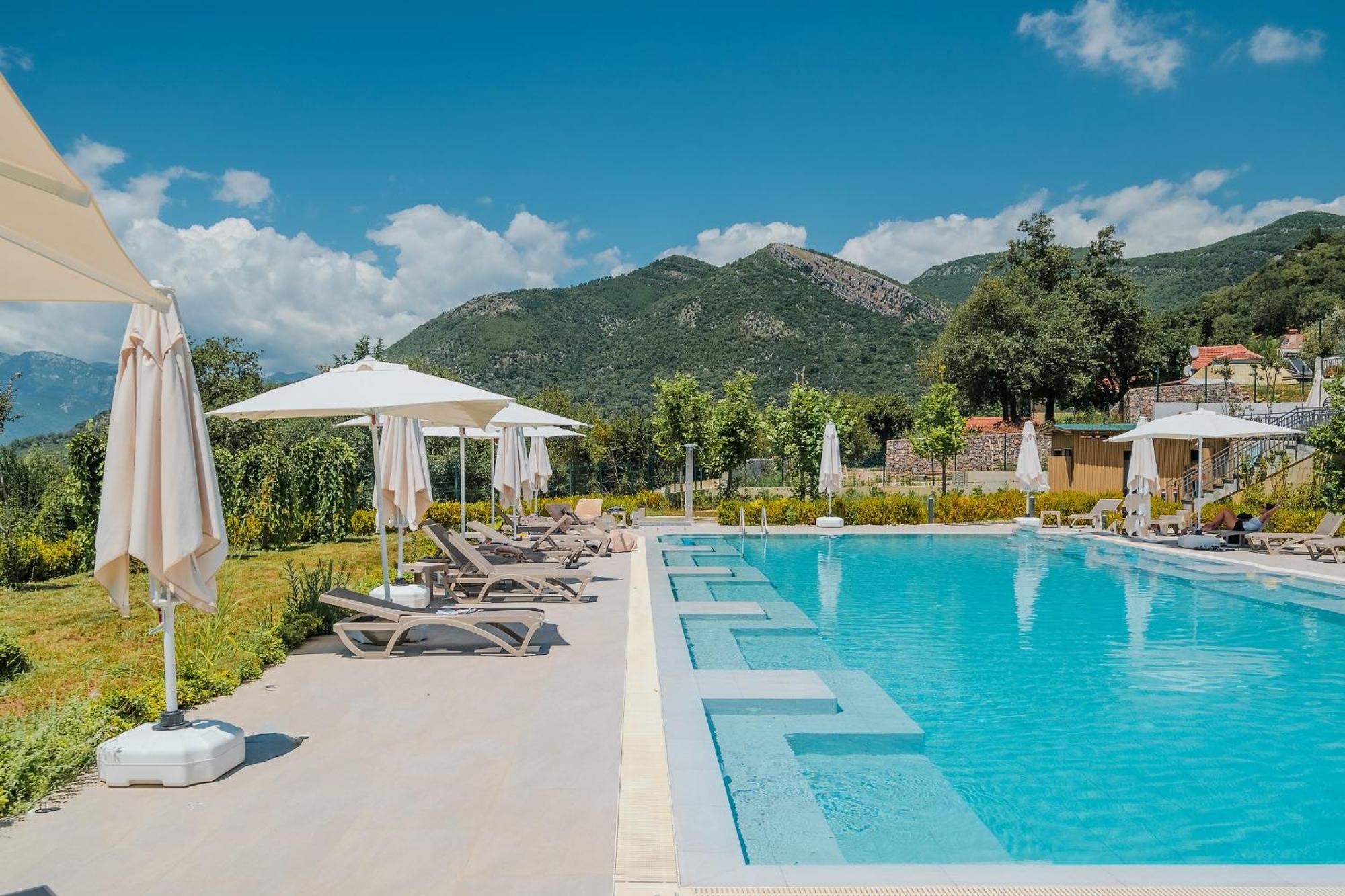 Montenegro Lodge Kavac Luaran gambar The swimming pool at the hotel