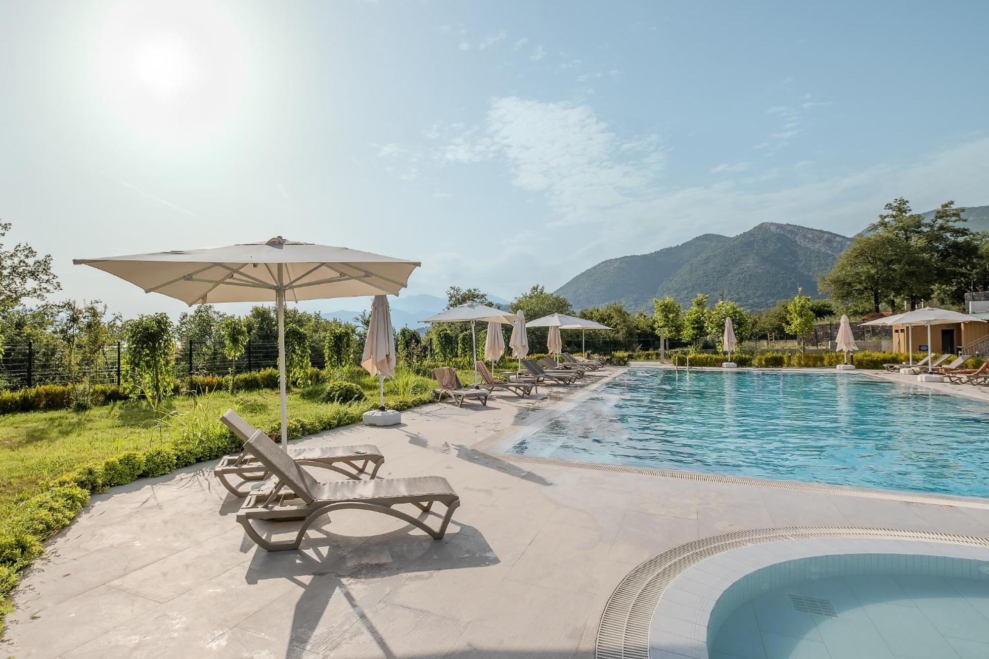 Montenegro Lodge Kavac Luaran gambar The swimming pool at the hotel