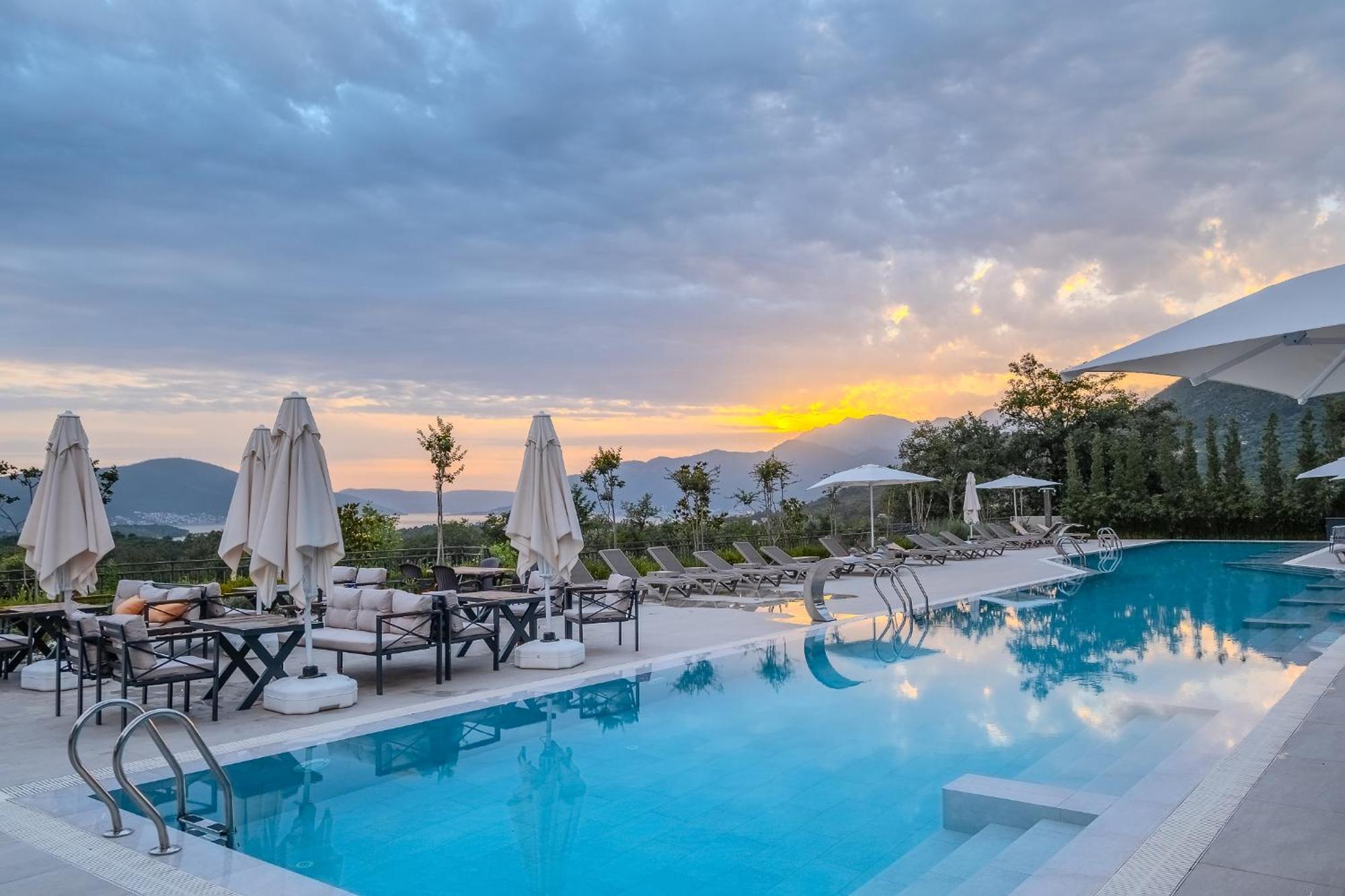 Montenegro Lodge Kavac Luaran gambar Sunset at the hotel